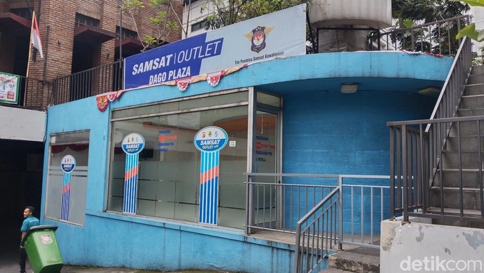 Samsat Outlet di Dago Plaza Bandung tutup sementara.