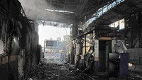 Total sebanyak tujuh gerbang tol dibakar massa, yaitu GT Slipi 1, GT Slipi 2, GT Pejompongan, GT Senayan, GT Semanggi 1, GT Semanggi 2, GT Kuningan 1. Foto: Dasril Roszandi/Anadolu via Getty Images