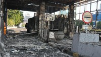 Dampak tersebut berimbas pada penutupan ruas tol dalam kota sampai saat ini. Seperti ruas tol Cawang-Tomang-Pluit yang masih ditutup sementara waktu. Foto: Dasril Roszandi/Anadolu via Getty Images