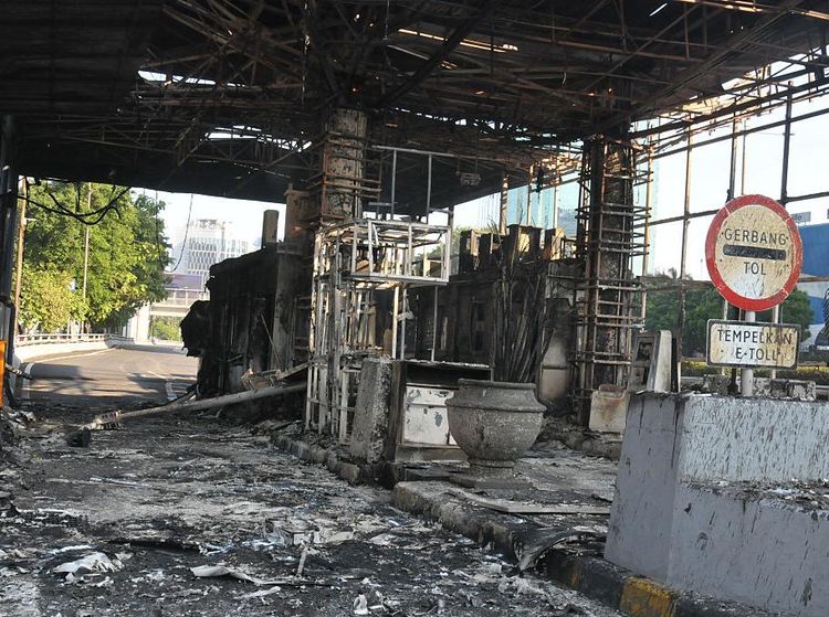 Sederet Gerbang Tol Hangus Terbakar Usai Aksi Massa Rusuh