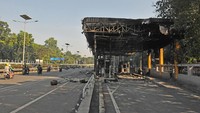 Jasa Marga melaporkan sejumlah kerusakan yang terdampak imbas demo 29 Agustus 2025. Ia mencatat ada 7 gerbang tol yang terbakar. Foto: Dasril Roszandi/Anadolu via Getty Images