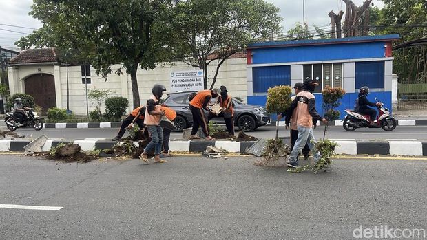 Sejumlah fasilitas umum di Kota Solo rusak usai aksi solidaritas di depan Mako Brimob, Jumat (29/8/2025). Fasum yang rusak di antaranya halte BST, rambu, maupun pot taman. Foto diunggah Sabtu (30/8/2025).