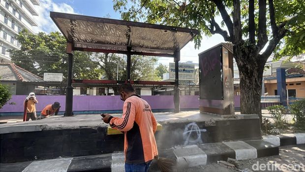 Sejumlah fasilitas umum di Kota Solo rusak usai aksi solidaritas di depan Mako Brimob, Jumat (29/8/2025). Fasum yang rusak di antaranya halte BST, rambu, maupun pot taman. Foto diunggah Sabtu (30/8/2025).