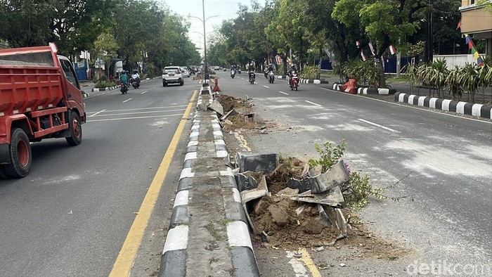 Sejumlah fasilitas umum di Kota Solo rusak usai aksi solidaritas di depan Mako Brimob, Jumat (29/8/2025). Fasum yang rusak di antaranya halte BST, rambu, maupun pot taman. Foto diunggah Sabtu (30/8/2025).