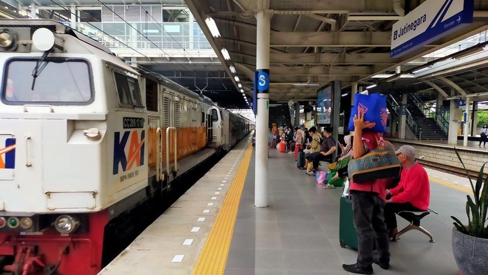 Sejumlah KA jarak jauh yang sedianya berangkat dari Stasiun Pasar Senen diberhentikan juga di Stasiun Jatinegara untuk mengangkut penumpang. (dok KAI)