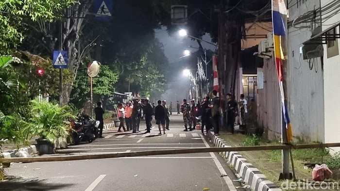 Sejumlah massa masih berada di kawasan Mako Brimob Kwitang, Jakarta Pusat (Jakpus). Kericuhan kembali pecah. (Taufiq S/detikcom)
