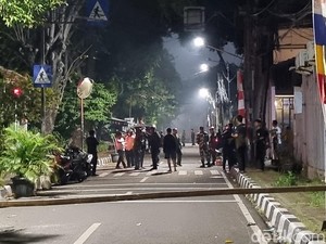 Warga di Rumah Sahroni Bubar, Ini 3 Titik Massa di Jakarta Malam Ini