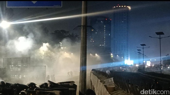 Sejumlah massa masih bertahan di sekitar area Gedung DPR/MPR RI, Jakarta, hingga tengah malam ini. Sejumlah massa ada yang masuk ke area Tol Dalam Kota. (Rizky/detikcom).