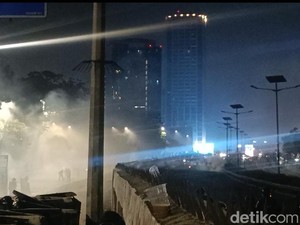 Massa Bertahan di Depan DPR, 8 Gerbang Tol Dalam Kota Arah Cawang Ditutup