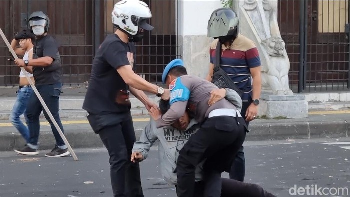 Sejumlah massa pendemo disebut provokator di tengah unjuk rasa di Polrestabes Surabaya ditangkap polisi.