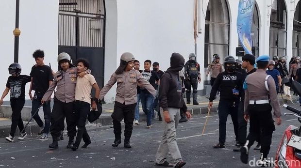 Sejumlah massa pendemo disebut provokator di tengah unjuk rasa di Polrestabes Surabaya ditangkap polisi.