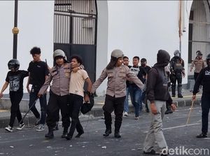 Video: Aksi Demo di Polrestabes Surabaya Ricuh, Massa Bentrok dengan Aparat