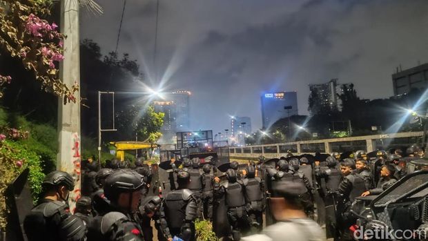 Sejumlah orang masih bertahan di sekitar gedung MPR/DPR, Jakarta. Polisi berjaga di Jalan Gatot Subroto, depan gedung DPR. (Rizky AM/detikcom)