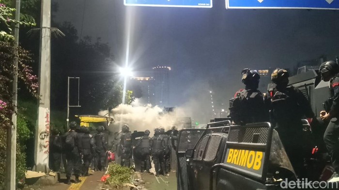 Sejumlah orang masih bertahan di sekitar gedung MPR/DPR, Jakarta. Polisi berjaga di Jalan Gatot Subroto, depan gedung DPR. (Rizky AM/detikcom)