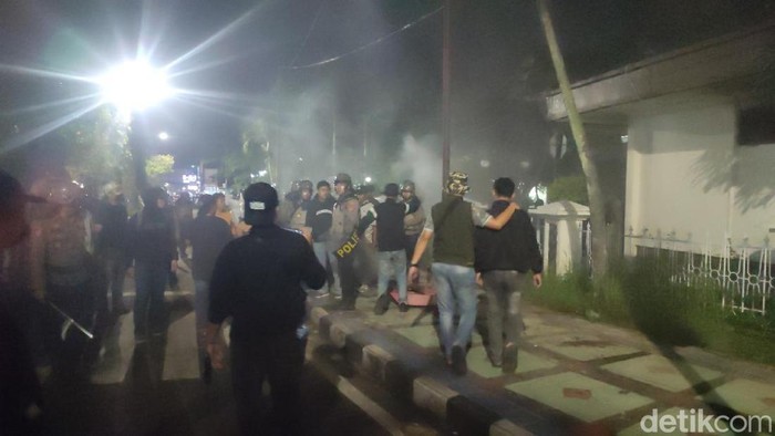 Sejumlah pelaku pelemparan ke Kantor DPRD Ciamis diamankan.