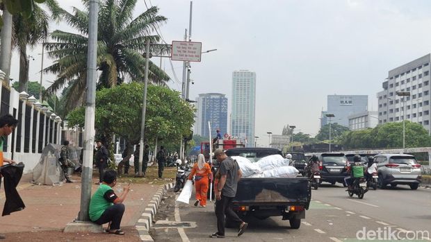 Sejumlah petugas PPSU bersihkan sampah sisa demo di depan Gedung DPR, Jakarta Selatan.
