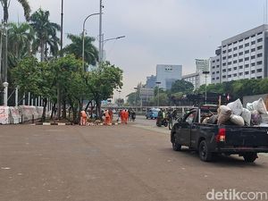 Petugas PPSU Angkut Sampah Pascademo di Depan Gedung DPR