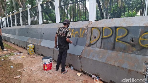 Sejumlah petugas PPSU bersihkan sampah sisa demo di depan Gedung DPR, Jakarta Selatan.