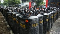 Sementara pasukan Brimob telah bersiaga dengan tamengnya. Mereka membentuk barikade tepat di depan Mako Brimob Kwitang. Diketahui sebelumnya jalan di depan Mako Brimob Kwitang sempat dibuka pagi, namun massa yang kembali berkumpul membuat petugas harus bersiaga. 