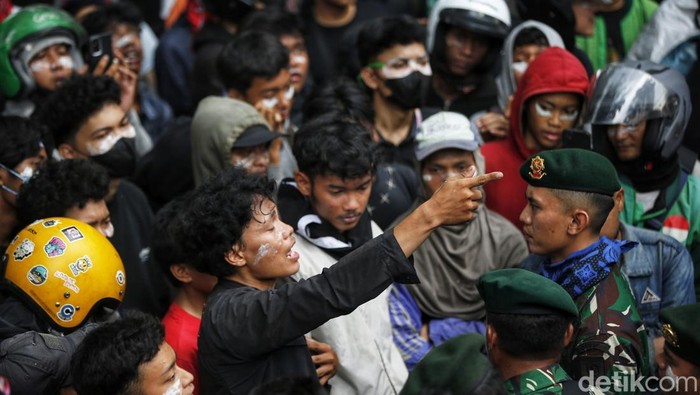 Sempat Memanas, TNI Ikut Redam Massa di Kwitang Massa aksi kembali berkumpul di depan Mako Brimob, Kwitang, Jakarta, Sabtu (30/8/2025).