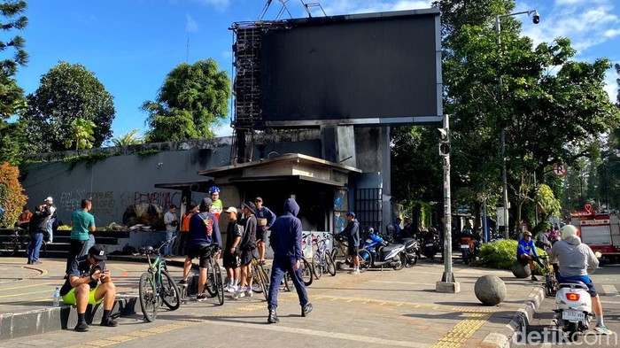 Sisa kerusuhan di Kota Bandung.
