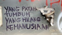 Salah satu tulisan kekecewaan massa.