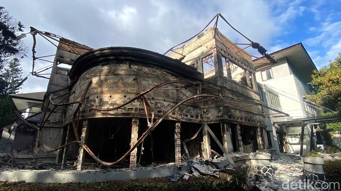 Sisa kerusuhan di Kota Bandung.