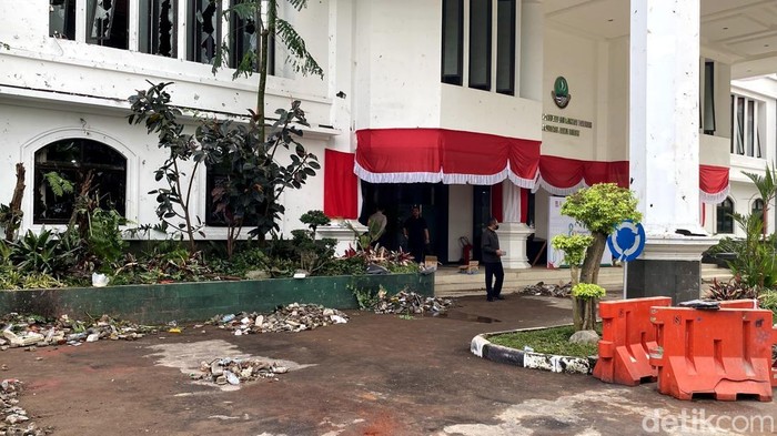 Sisa kerusuhan di Kota Bandung. Sisa kerusuhan di Kota Bandung.