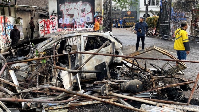 Sisa kerusuhan di Kota Bandung.