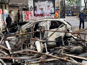 Potret Pilu Bandung yang Acak-acakan Usai Kerusuhan Massa