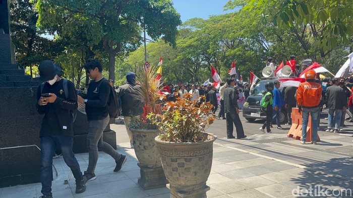 Masa aksi berdatangan ke depan Polda Jatim