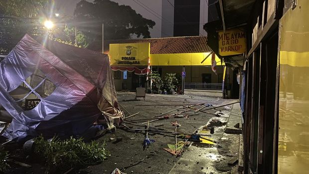Situasi di Jatinegara tengah malam, Sabtu (30/8/2025)-(Devi/detikcom)
