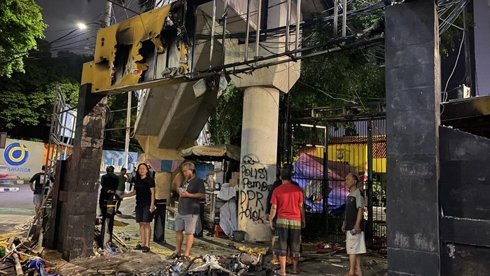 Situasi di Jatinegara tengah malam, Sabtu (30/8/2025)-(Devi/detikcom)