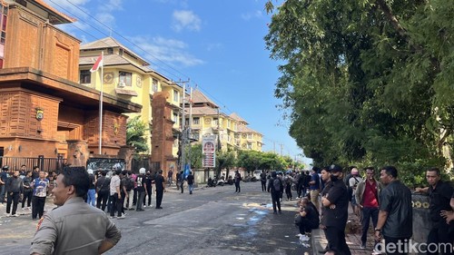 Situasi terkini Jalan Kamboja di depan Ditreskrimsus Polda Bali, Sabtu (30/8/2025) sore.