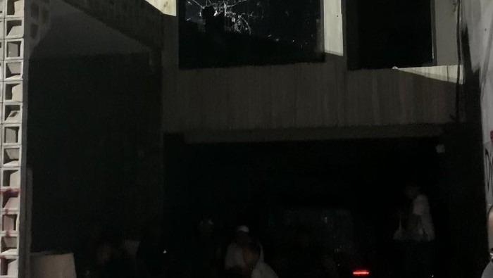 Situasi terkini usai massa yang melakukan penjarahan rumah Ahmad Sahroni, Tanjung Priok, Jakarta Utara, membubarkan diri.