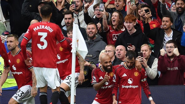Soccer Football - Premier League - Manchester United v Burnley - Old Trafford, Manchester, Britain - August 30, 2025  Manchester Uniteds Bruno Fernandes celebrates scoring their third goal with teammate Bryan Mbeumo REUTERS/Peter Powell EDITORIAL USE ONLY. NO USE WITH UNAUTHORIZED AUDIO, VIDEO, DATA, FIXTURE LISTS, CLUB/LEAGUE LOGOS OR LIVE SERVICES. ONLINE IN-MATCH USE LIMITED TO 120 IMAGES, NO VIDEO EMULATION. NO USE IN BETTING, GAMES OR SINGLE CLUB/LEAGUE/PLAYER PUBLICATIONS. PLEASE CONTACT YOUR ACCOUNT REPRESENTATIVE FOR FURTHER DETAILS..