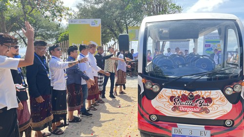 Soft launching sebanyak enam shuttle bus listrik di Pantai Segara Ayu, Sanur, Sabtu (30/8/2025). (Rizki Setyo/detikBali)