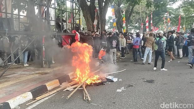 Suasana di depan DPRD Kabupaten Cianjur.