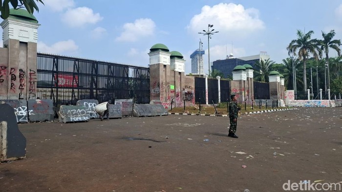 Suasana di depan Gedung DPR, Jalan Gatot Subroto, Jaksel, Sabtu (30/8) pagi.