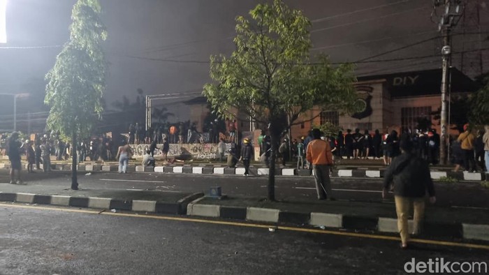 Sejumlah massa masih bertahan di depan Mapolda DIY, Sleman, Sabtu (30/8/2025).