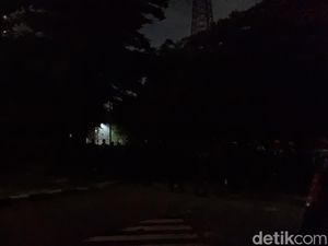 Situasi di Mako Brimob Kwitang Malam Ini: Massa Bertahan, Lokasi Gelap Gulita