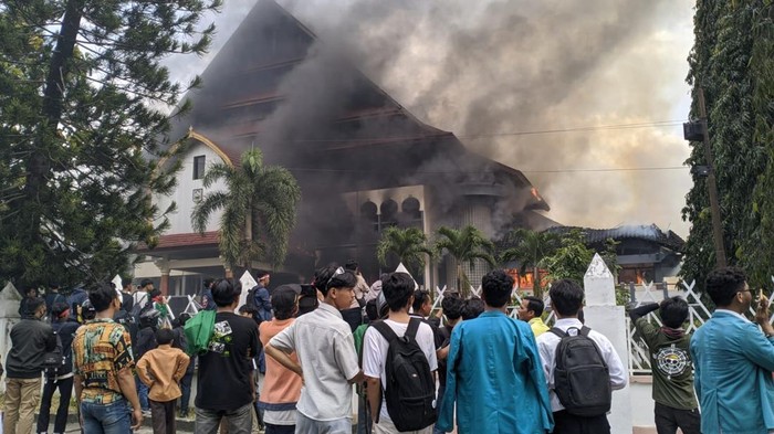 Suasana Gedung DPRD NTB dibakar massa, Sabtu (30/8/2025). (Ahmad Viqi/detikBali)