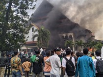 5 Mobil Pemadam Dikerahkan Padamkan Api Gedung DPRD NTB