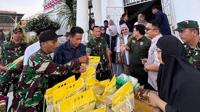 Suasana gerakan pangan murah di Palembang.