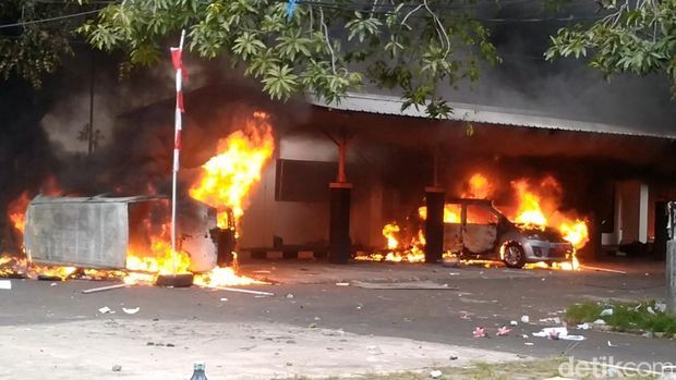 Suasana Kantor Setda Kota Pekalongan dibakar massa, Sabtu (30/8/2025).