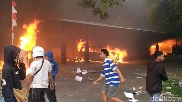 Suasana Kantor Setda Kota Pekalongan dibakar massa, Sabtu (30/8/2025).