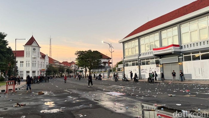 Suasana Polrestabes Surabaya usai demo ricuh