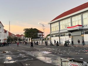 105 Polisi dan 12 TNI Terluka Selama Demo Rusuh di Jatim