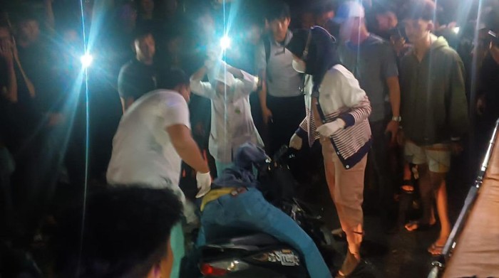 Suasana saat evakuasi korban meninggal dunia usai laka di Palembang.