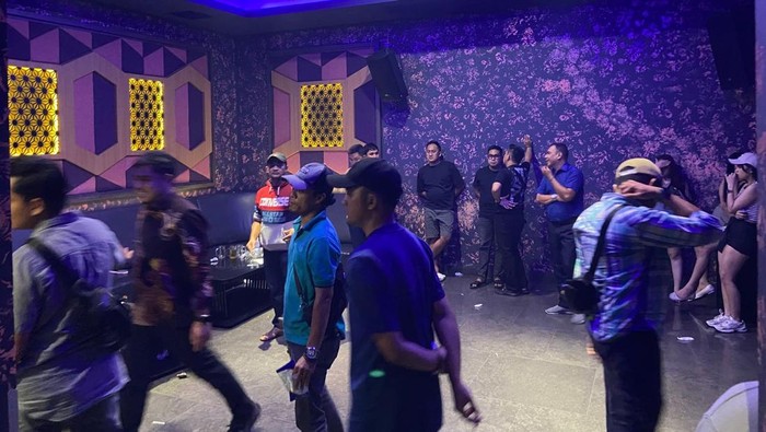 Suasana saat razia di salah satu hotel Lampung.